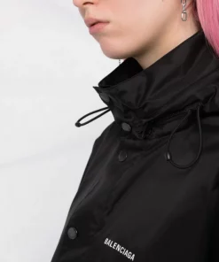 ( Positively Conscious ) Balenciaga Imperméable à Logo Imprimé 1000 -Black -Vente magasin Balenciaga 17335830 3d4f0a96 8214 4d2a 8565 0d871a2ea0a4 600