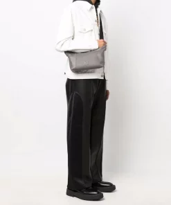 ( Positively Conscious ) Balenciaga 1404 DARK GREY Sac Porté épaule En Cuir à Logo Embossé Homme -Vente magasin Balenciaga 17336694 37868974 600