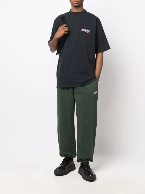 ( Positively Conscious ) Balenciaga Pantalon De Jogging à Slogan Imprimé 3011 DARK GREEN/WHITE 4 ( Positively Conscious ) Balenciaga Pantalon De Jogging à Slogan Imprimé 3011 DARK GREEN/WHITE – Image 2